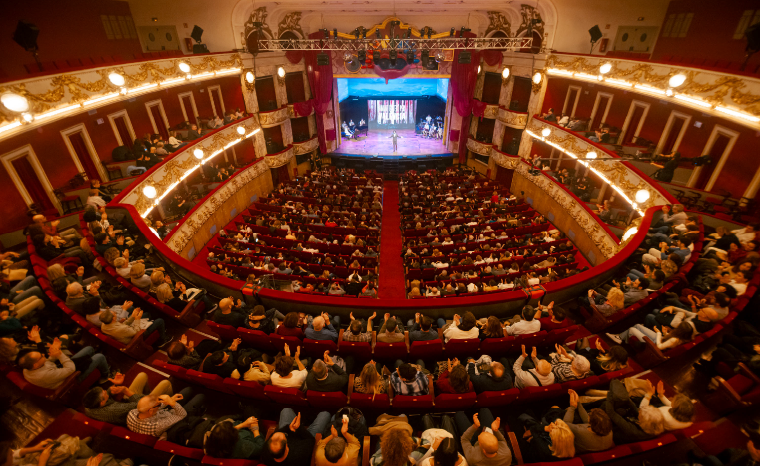 El sector de las artes escénicas se reúne en la gala Amunt el telón por Valencia